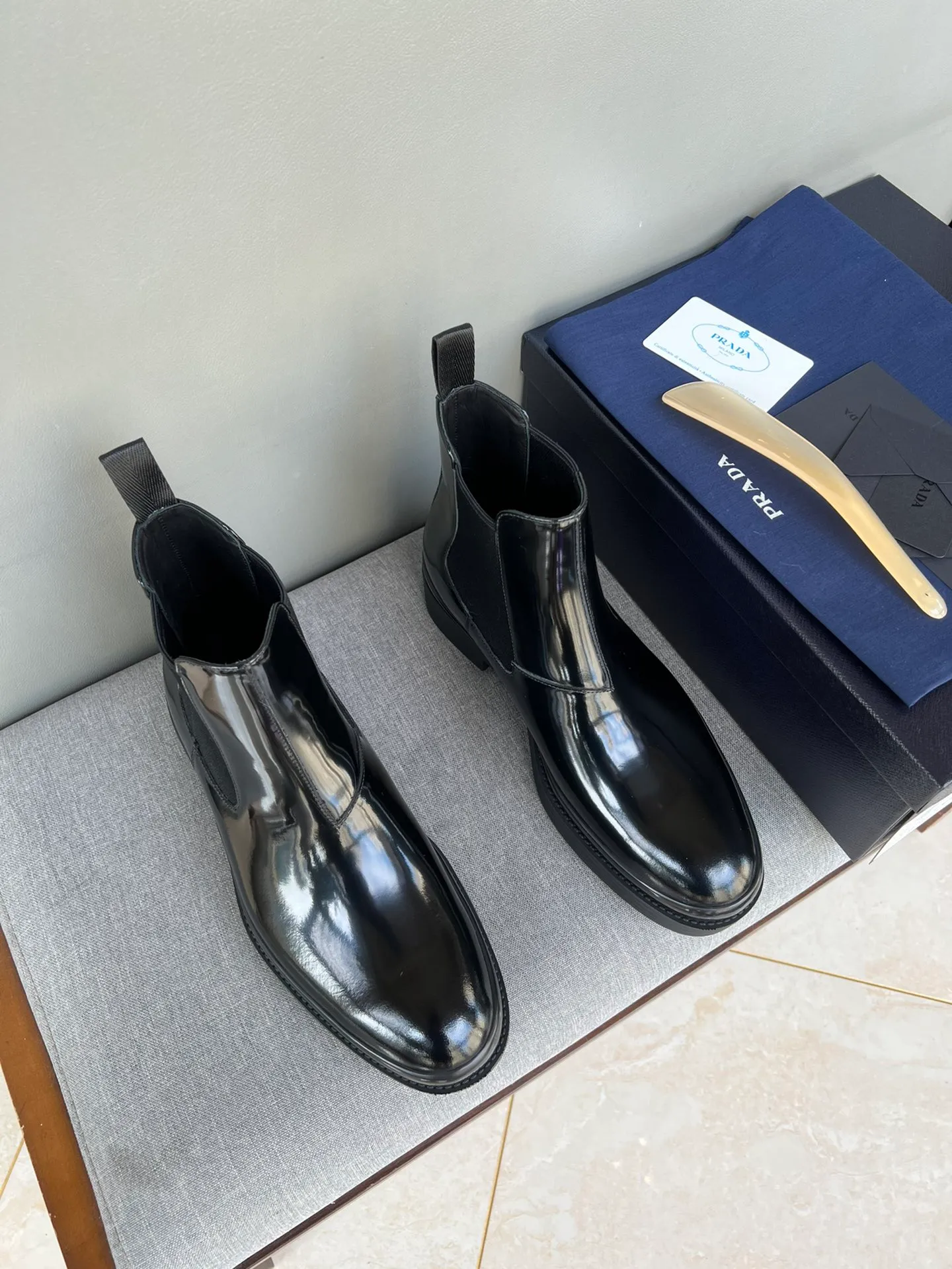 Batch of 1000💰Exclusive hot-selling new Prada Chelsea thick-soled men's shoes, naked boots, imported calf leather on the surface, cow leather on the lining, the outsole is made of private model TPU material, the frosted effect is consistent with the original version, 39-44 in stock (38, 45 custom-made, non-refundable)